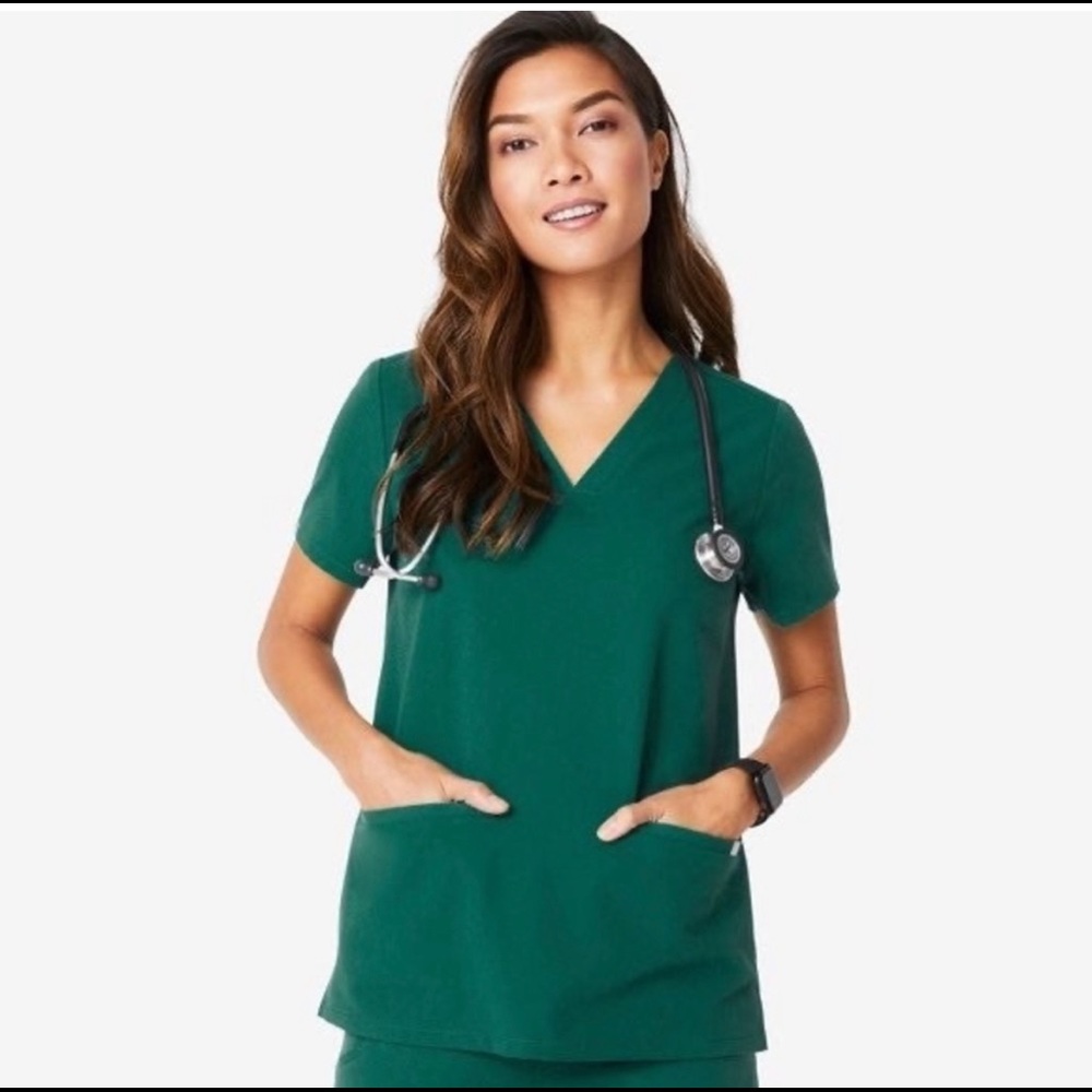 Figs Casma Three-Pocket Scrub Top in Hunter Green–Size Medium